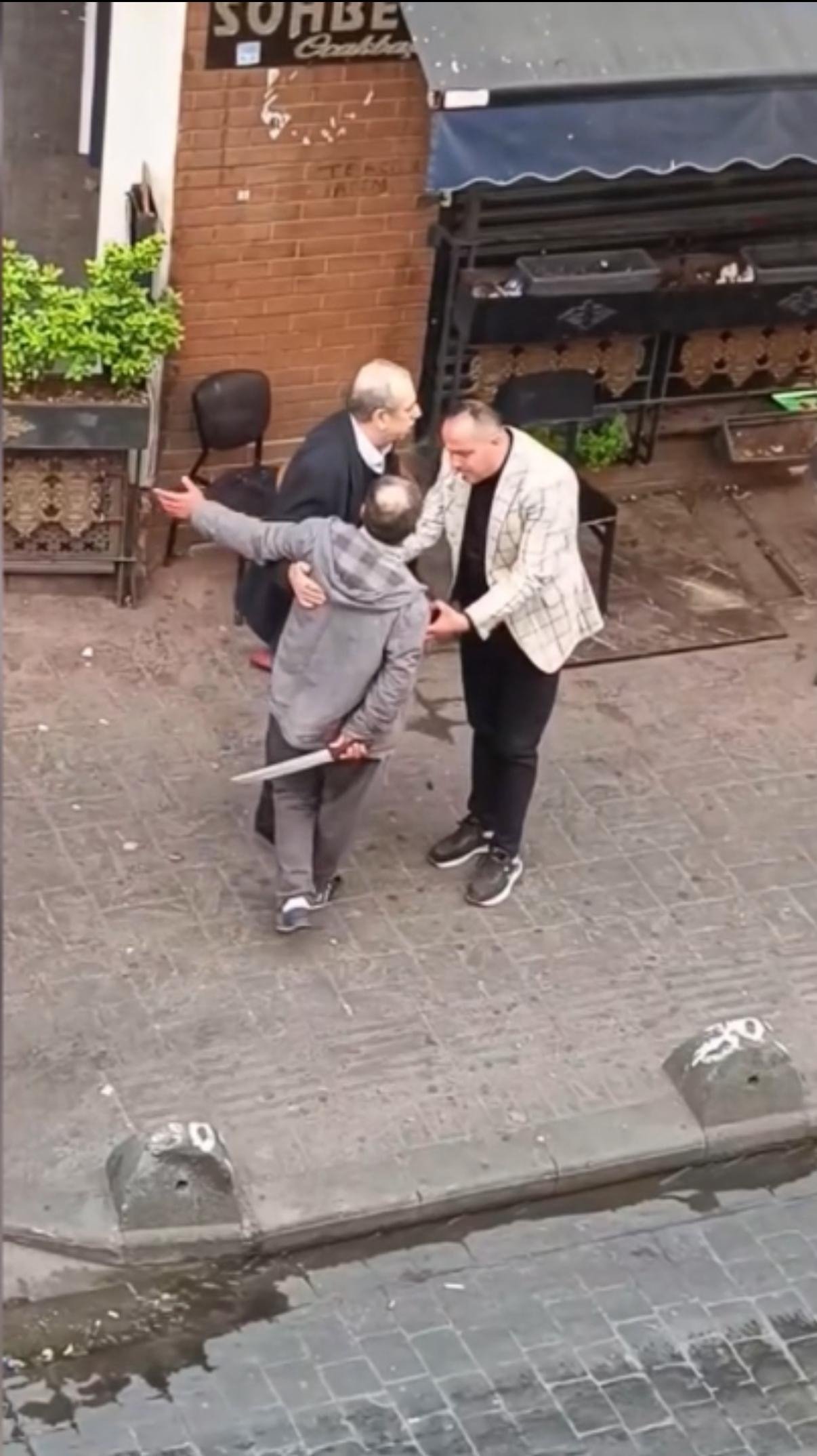 Beyoğlu'nda müzikholde tartıştığı kişiye döner bıçağıyla saldırdı
