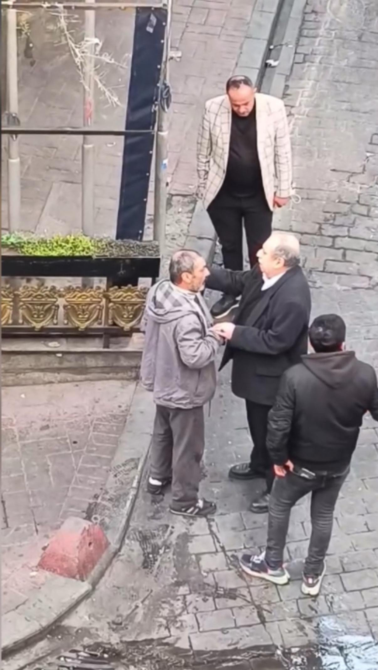 Beyoğlu'nda müzikholde tartıştığı kişiye döner bıçağıyla saldırdı