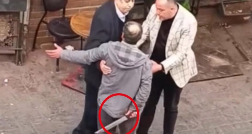 Beyoğlu’nda müzikholde tartıştığı kişiye döner bıçağıyla saldırdı