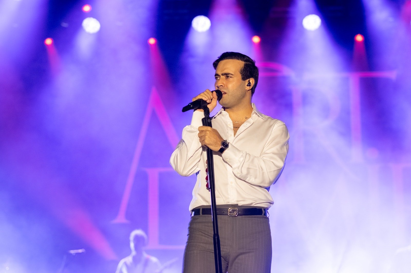Bir süredir görünmeyen Mert Demir yeni imajıyla ortaya çıktı