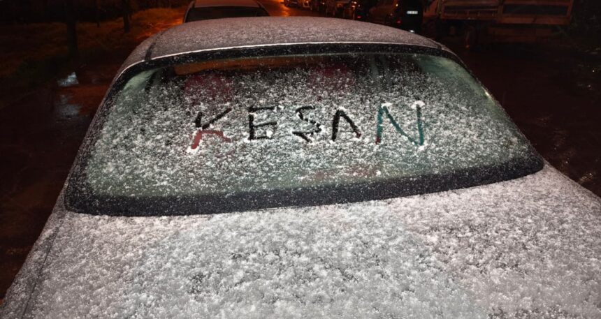 Buz gibi nisan! İstanbul’un yanı başında lapa lapa kar yağdı