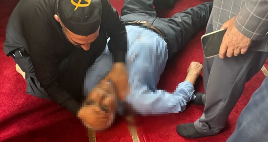 Camide namaz kılarken bıçaklandı!