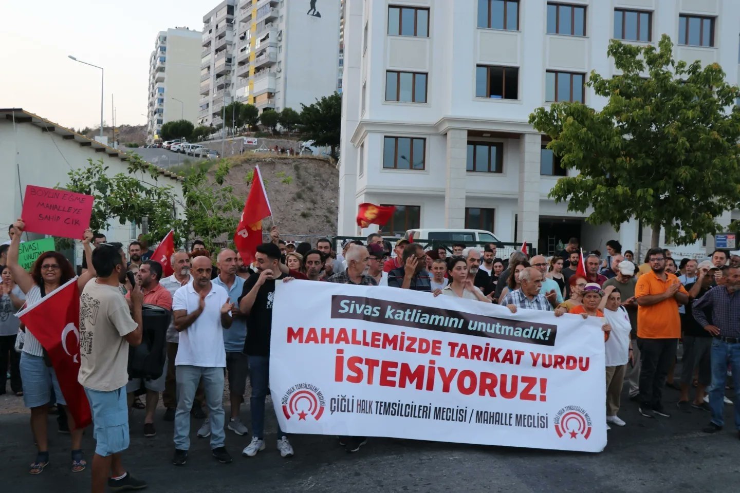 Çiğli'de tarikat yurdu iddiasına takipsizlik kararına sert tepki: "Laiklik mücadelesini sürdüreceğiz"