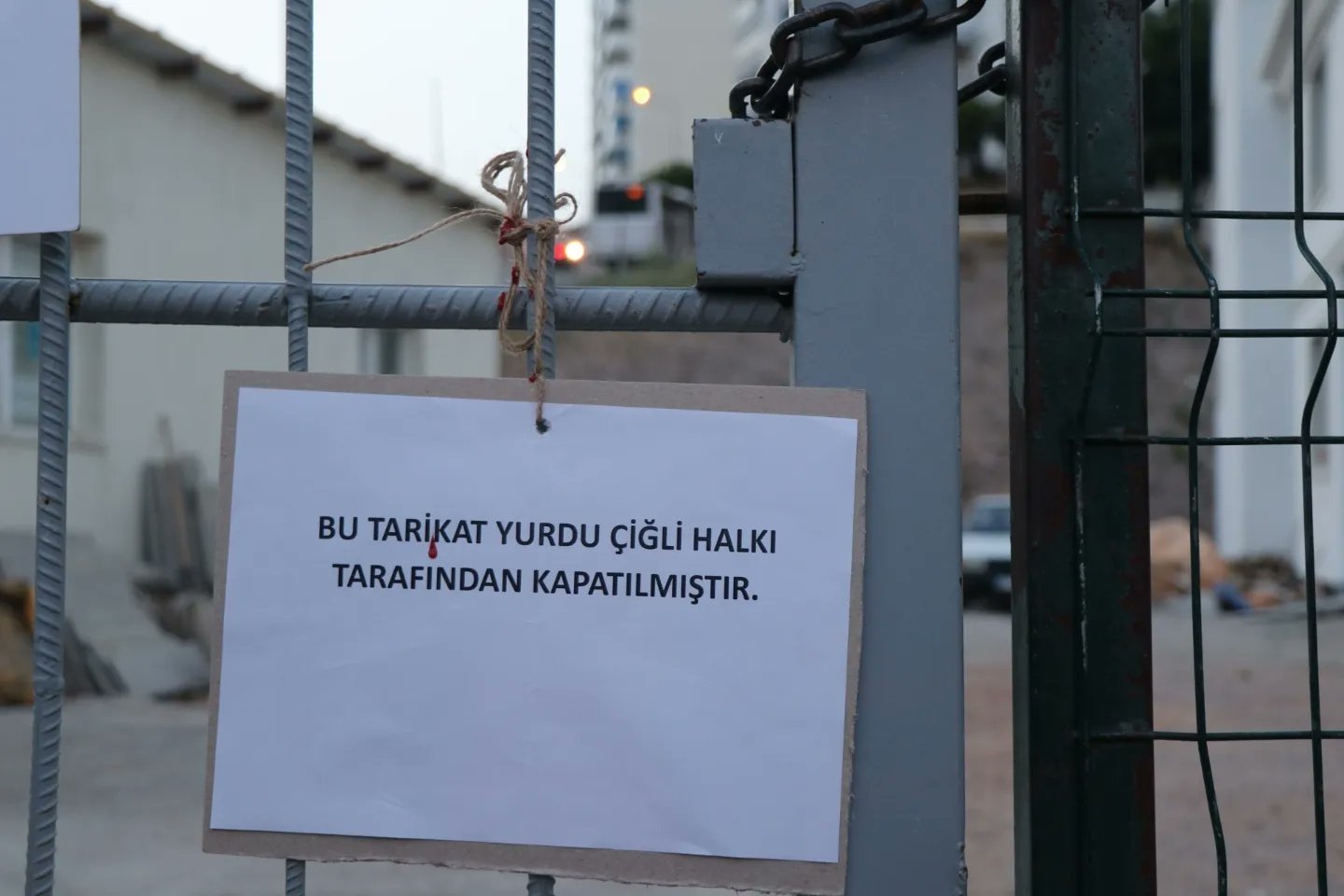 Çiğli'de tarikat yurdu iddiasına takipsizlik kararına sert tepki: "Laiklik mücadelesini sürdüreceğiz"