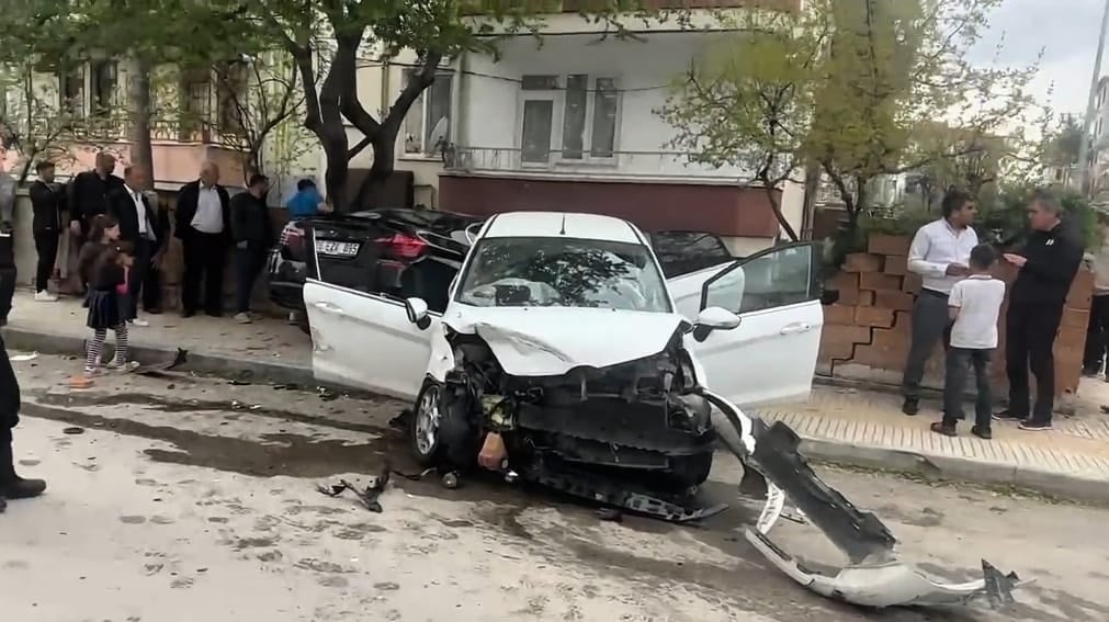 Çorum'da Feci Kaza: 2 Otomobil Çarpıştı, 7 Kişi Yaralandı