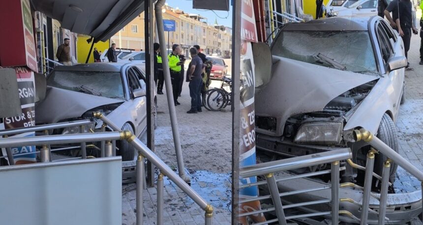 Direksiyon hakimiyetini kaybeden sürücü halı yıkama dükkanına daldı