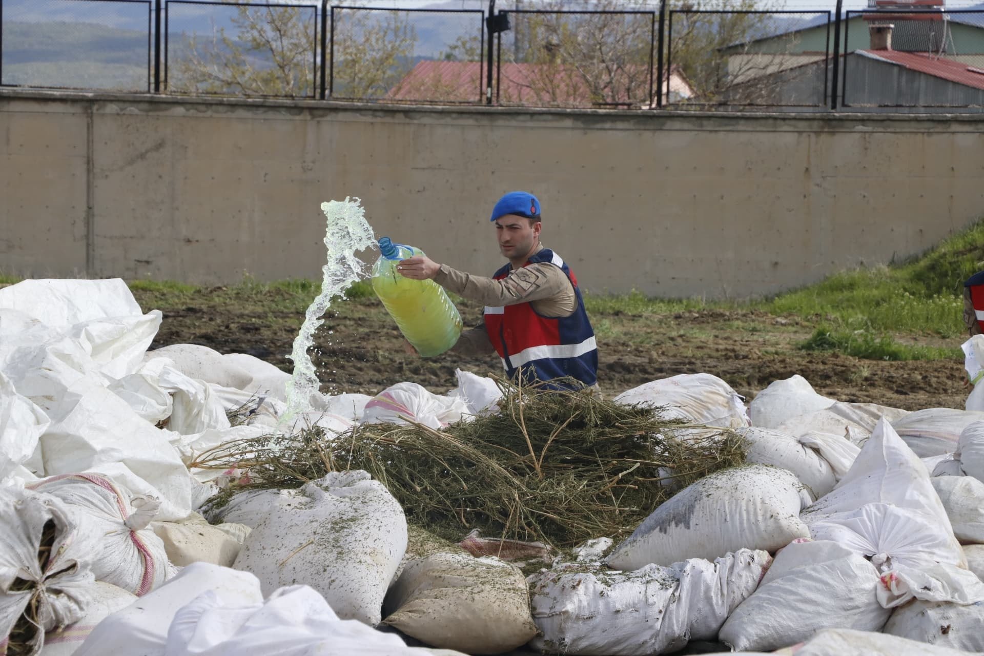 Diyarbakır'da son 2 yılda ele geçirilen 20 bin ton esrar imha edildi
