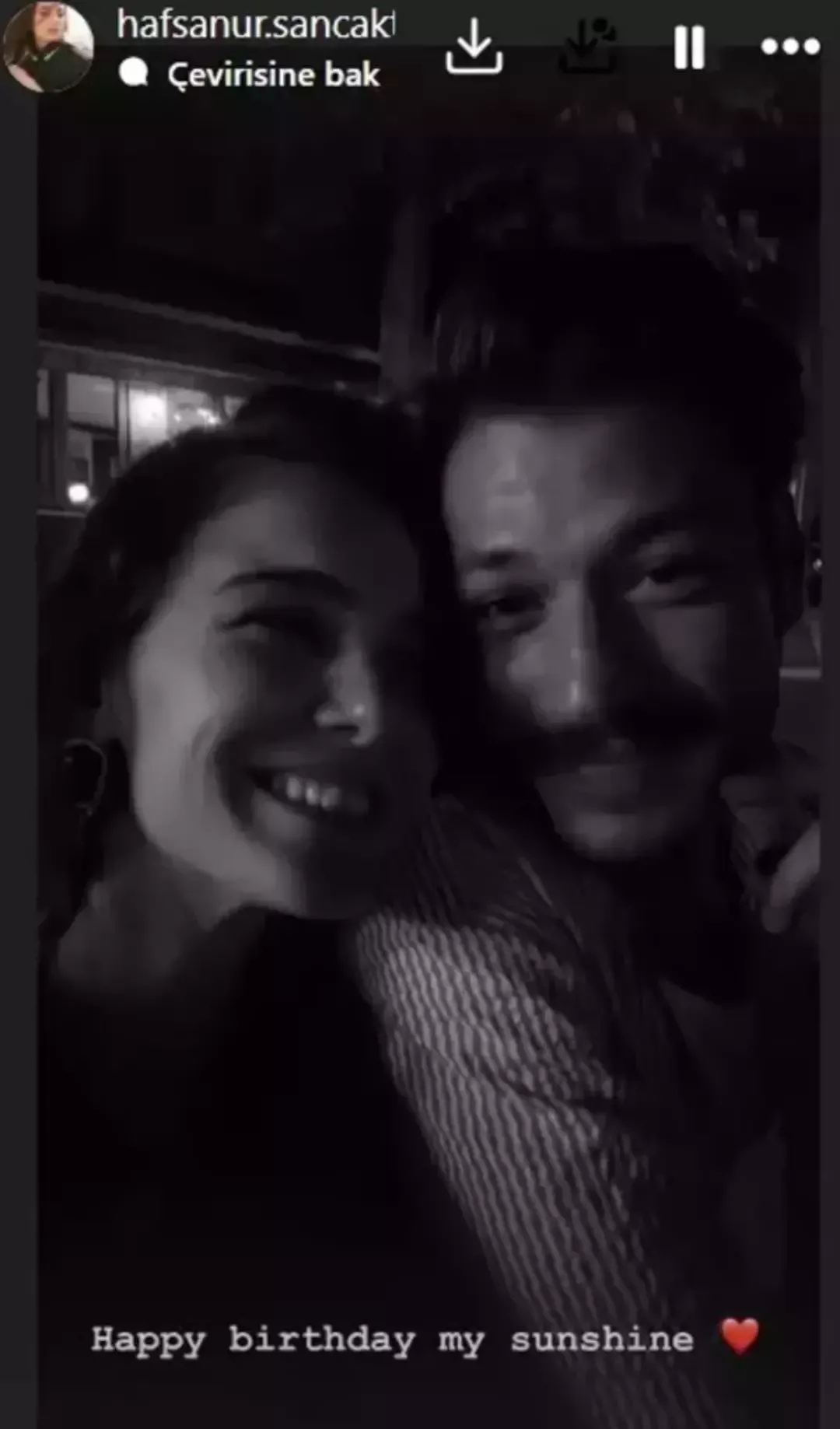 Doğum gününde aşk pozuna beğeni yağdı