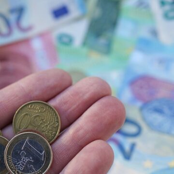 Dolar, Euro veya Sterlin değil: Dünyanın en güçlü parası buymuş