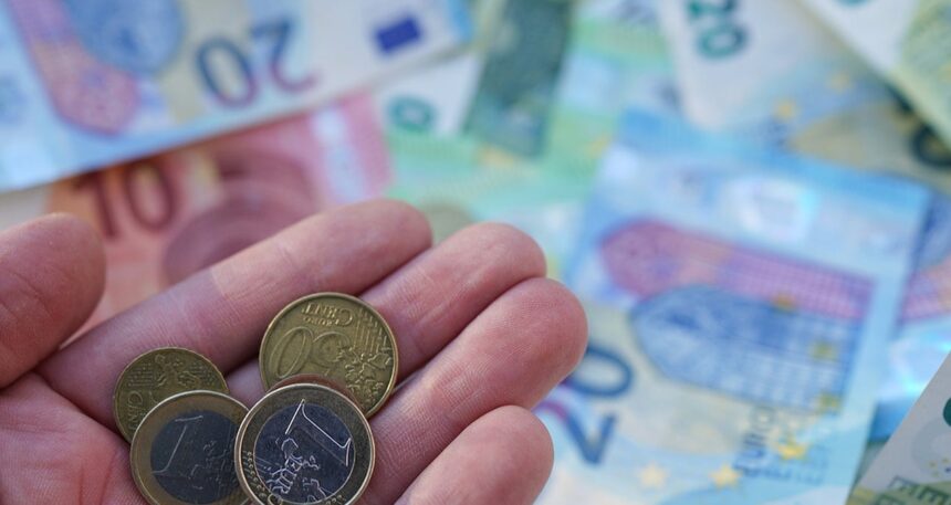 Dolar, Euro veya Sterlin değil: Dünyanın en güçlü parası buymuş