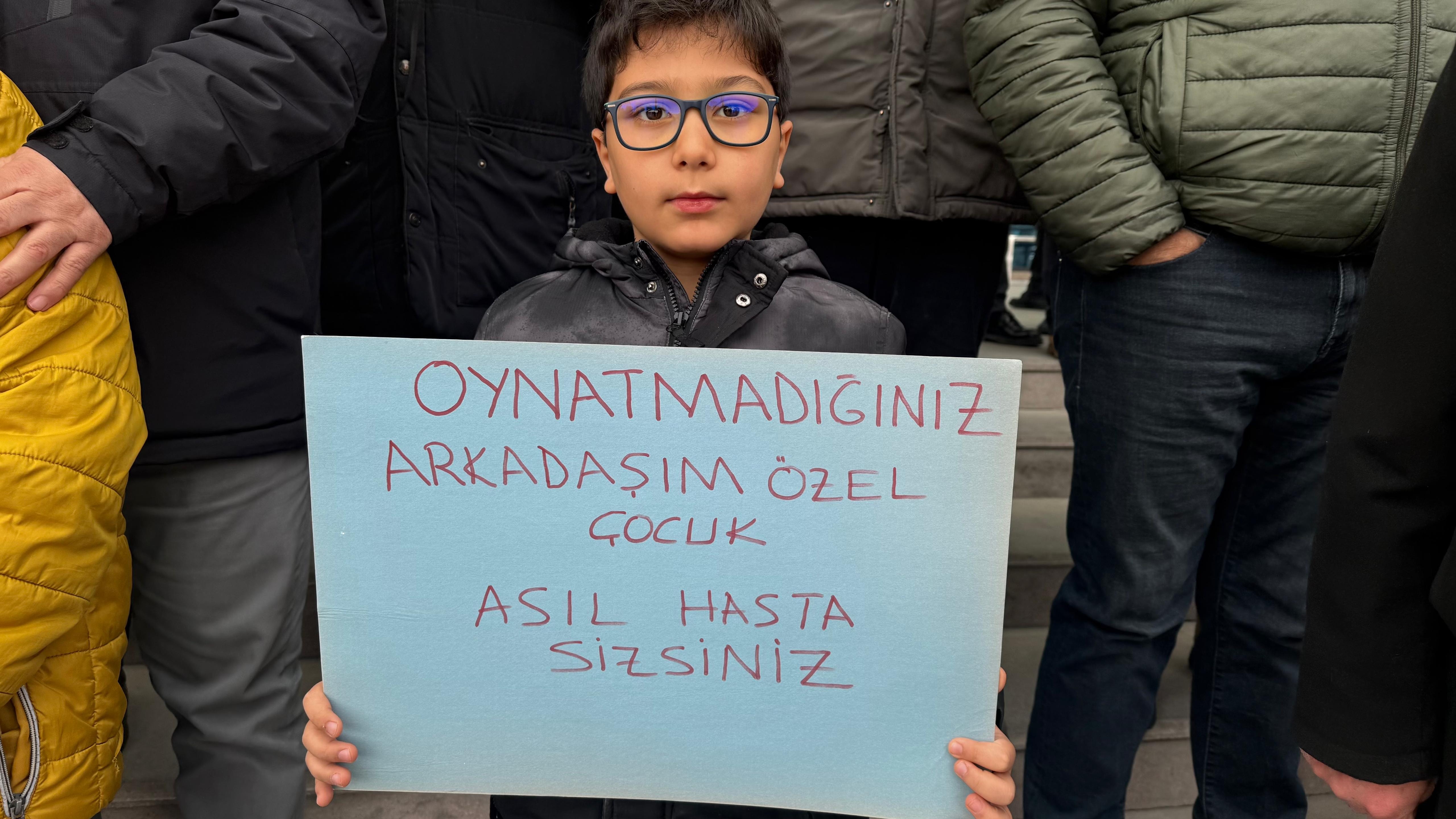 Down sendromlu çocuğu oyun alanına almayan AVM çalışanları serbest bırakıldı