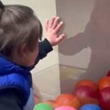 Down sendromlu çocuğu oyun alanına almayan AVM çalışanları serbest bırakıldı