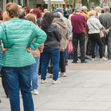 Duyan sahilden caddeye kadar kuyruğa giriyor: Dünyada bir ilk
