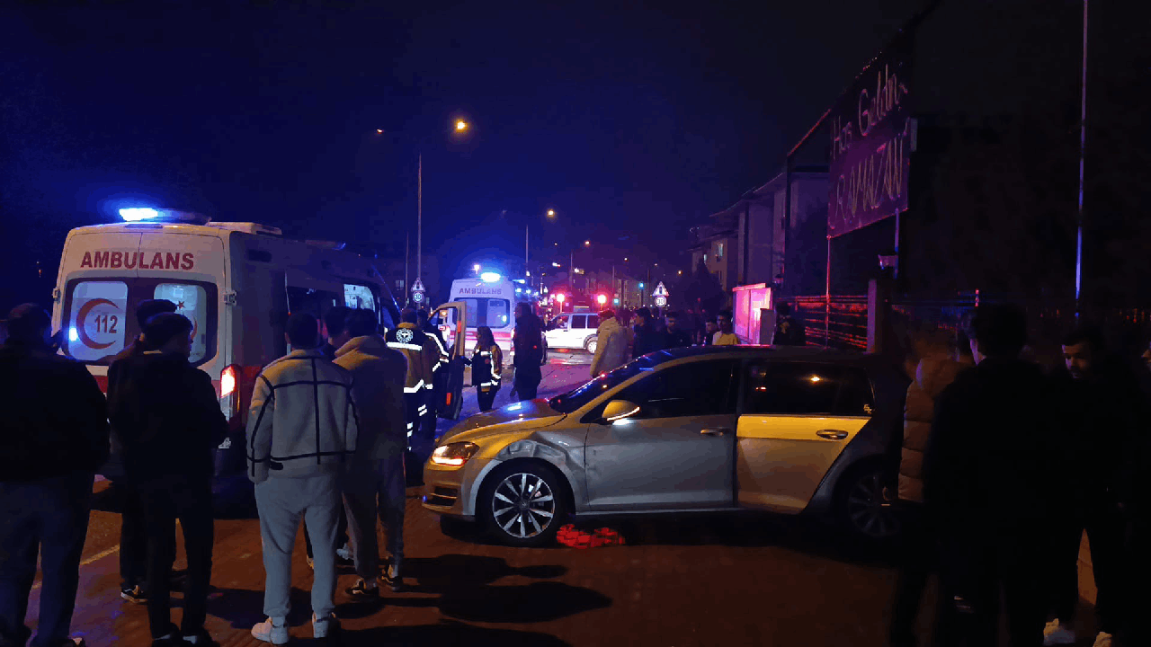 Ehliyetsiz sürücü kontrolü kaybedip önüne gelene çarptı