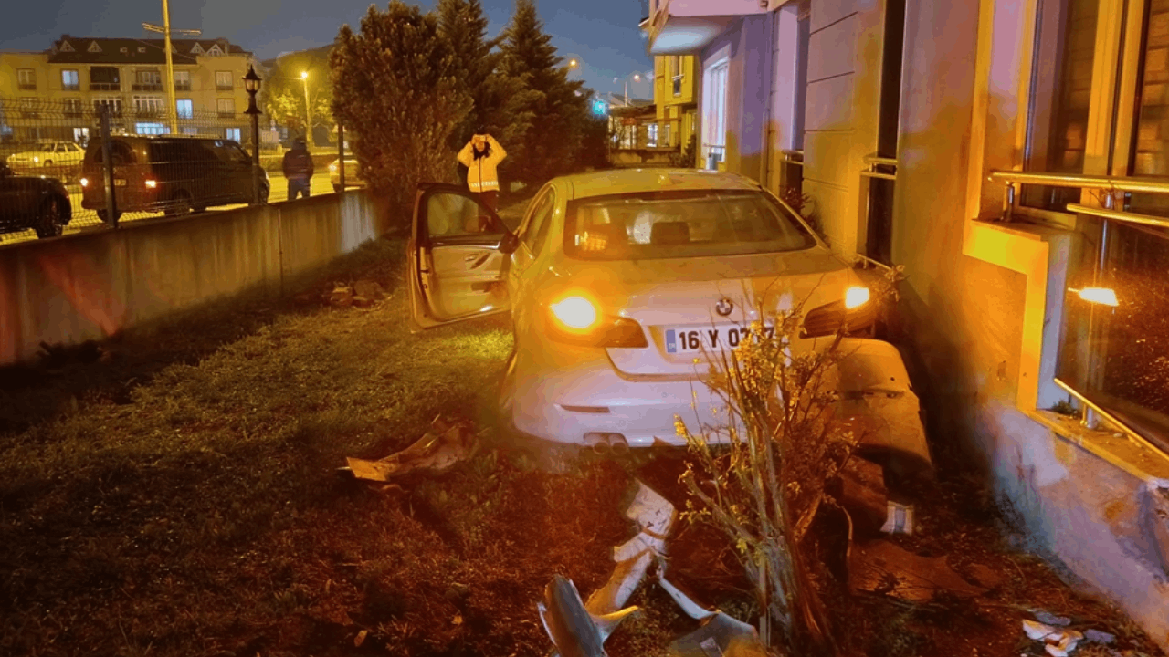 Ehliyetsiz sürücü kontrolü kaybedip önüne gelene çarptı