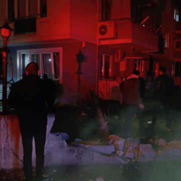 Ehliyetsiz sürücü kontrolü kaybedip önüne gelene çarptı