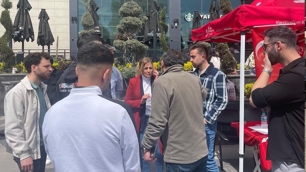 Elazığ'da CHP’lilerin imza kampanyası engellenmek istendi... AVM yönetimi kaldırımı sahiplendi