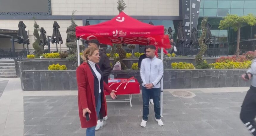 Elazığ’da CHP’lilerin imza kampanyası engellenmek istendi… AVM yönetimi kaldırımı sahiplendi