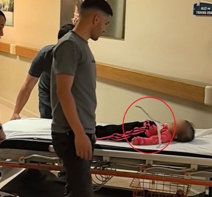Elbise askısı minik Meryem'in hayatına mâl oluyordu