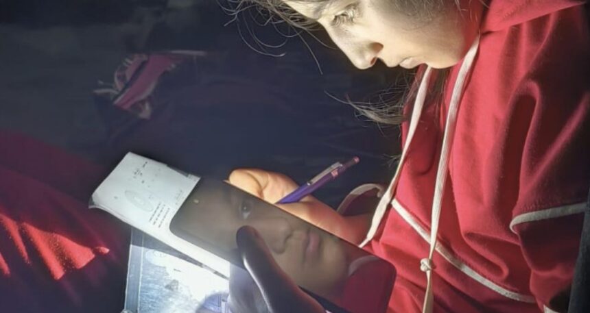 Elektriğe hasret şehir: Öğrenciler mum ışığında ders çalışıyor
