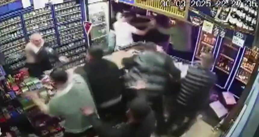 Emekli polisi tekel bayide öldüresiye dövdüler, silahını ateşledi