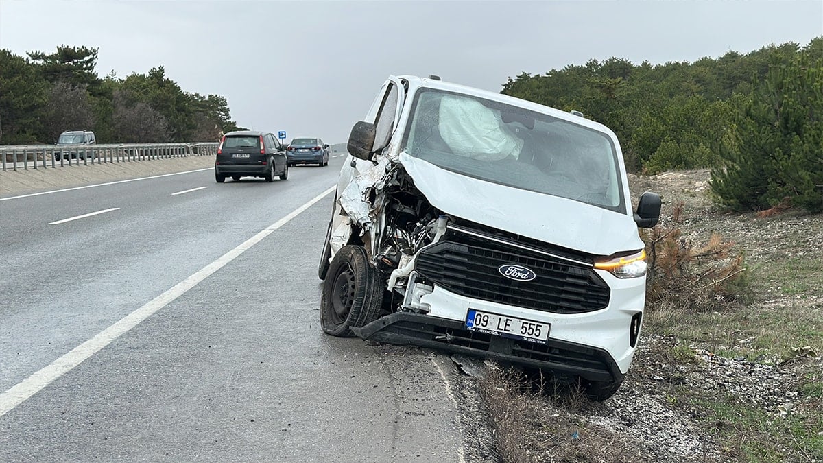 Emniyet şeridinde bekleyen otomobile, minibüs çarptı: Yaralılar var