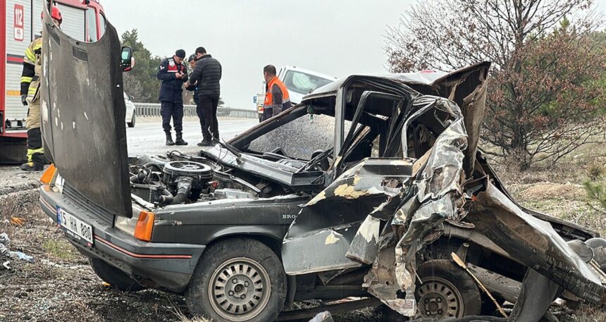 Emniyet şeridinde bekleyen otomobile, minibüs çarptı: Yaralılar var