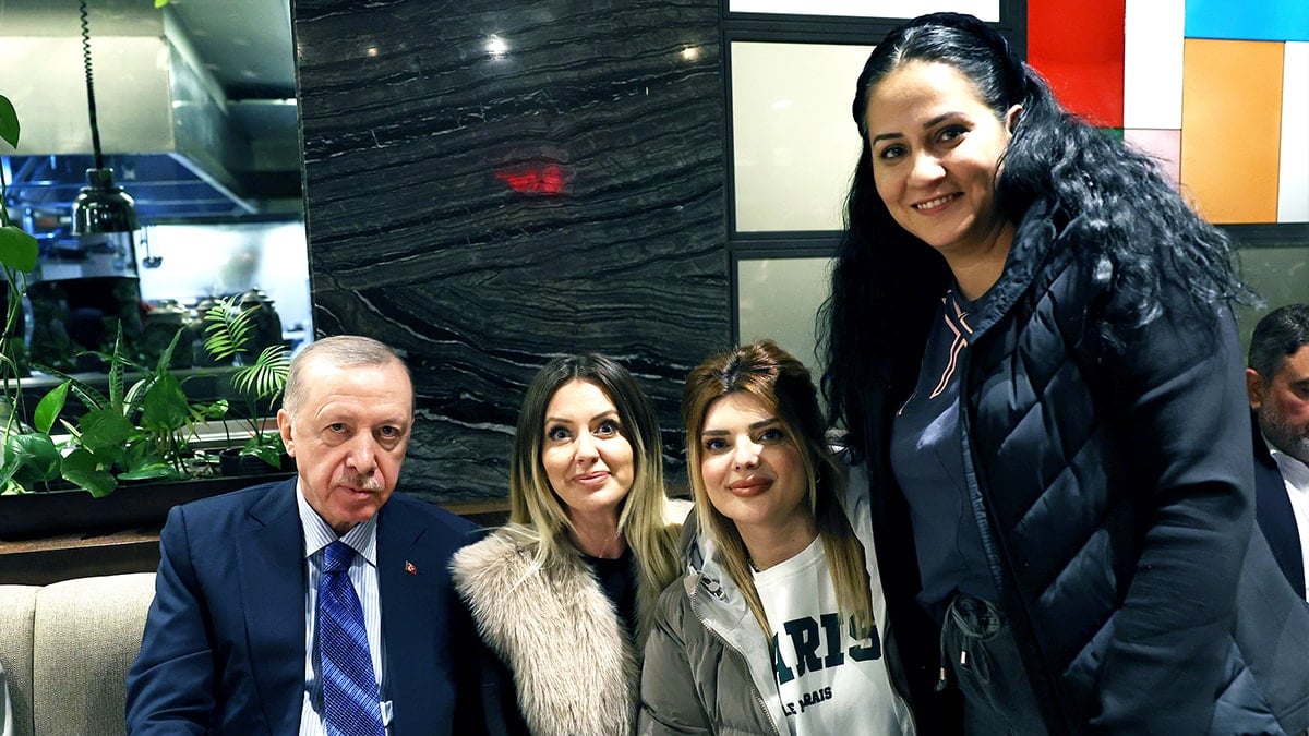 Erdoğan, kafede vatandaşlarla sohbet etti