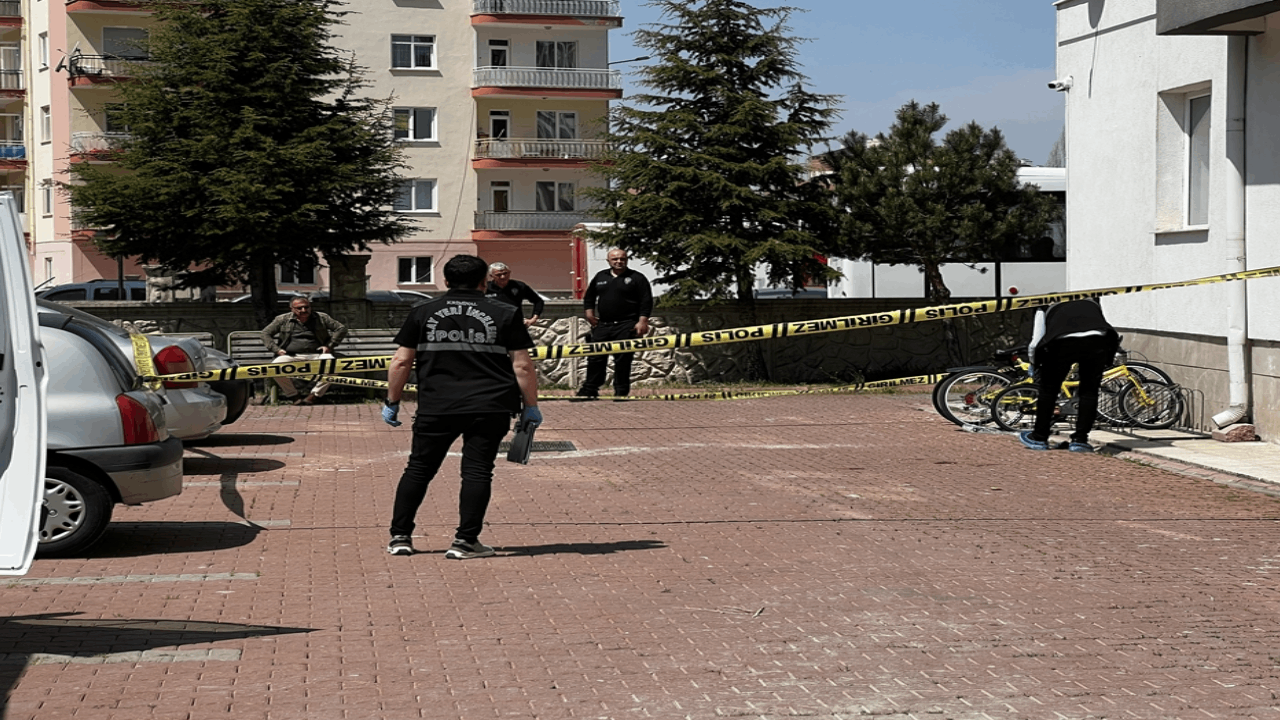 Felaket anları: Cam silen kadın 4. kattan düştü