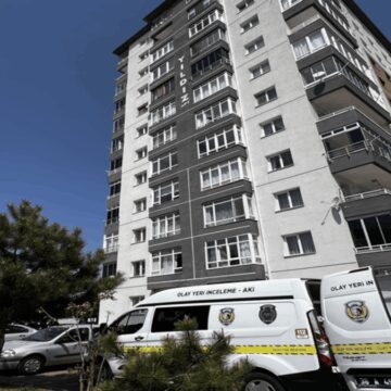 Felaket anları: Cam silen kadın 4. kattan düştü
