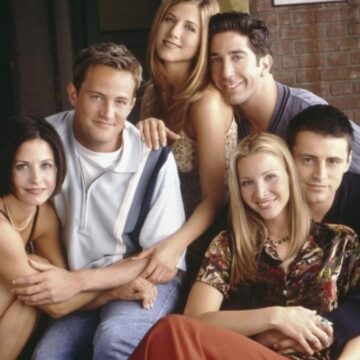 Friends yıldızı yıllarca dizinin jenerik müziğini dinleyemediğini itiraf etti