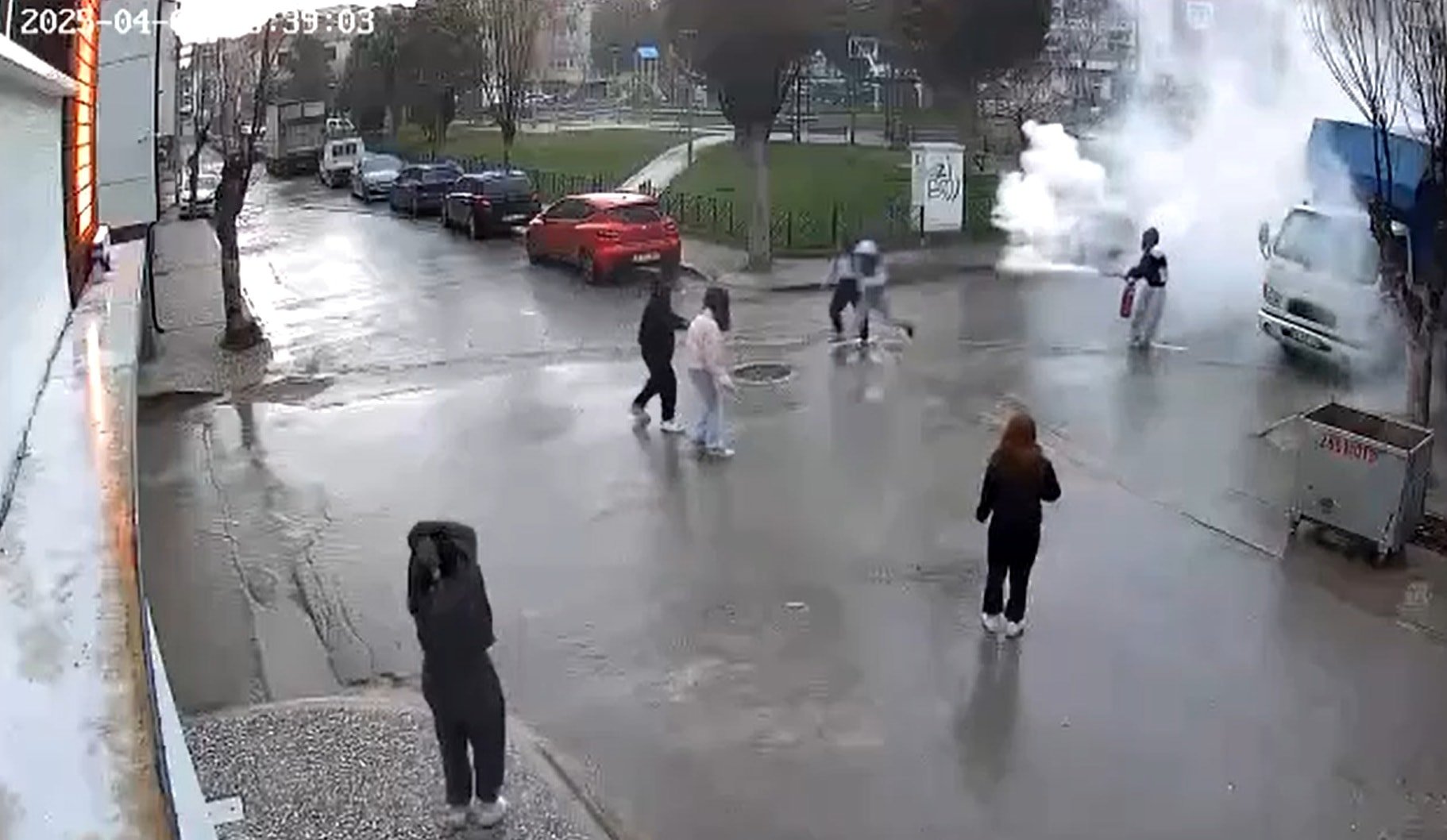 Genç kız camiden çaldığı tüple ortalığı birbirine kattı
