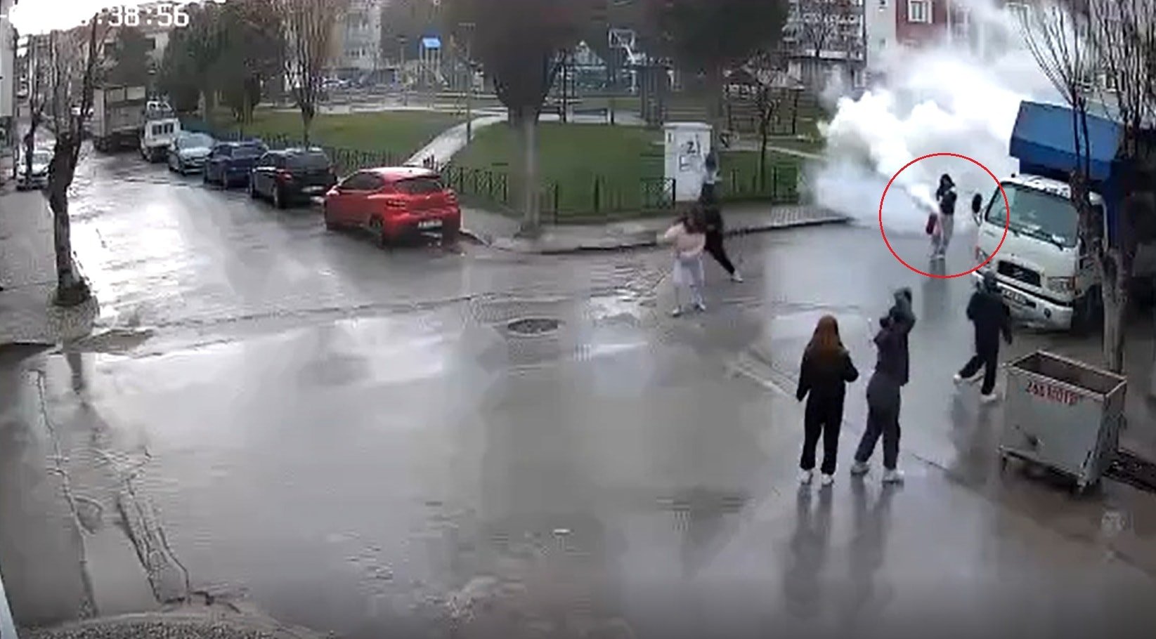 Genç kız camiden çaldığı tüple ortalığı birbirine kattı