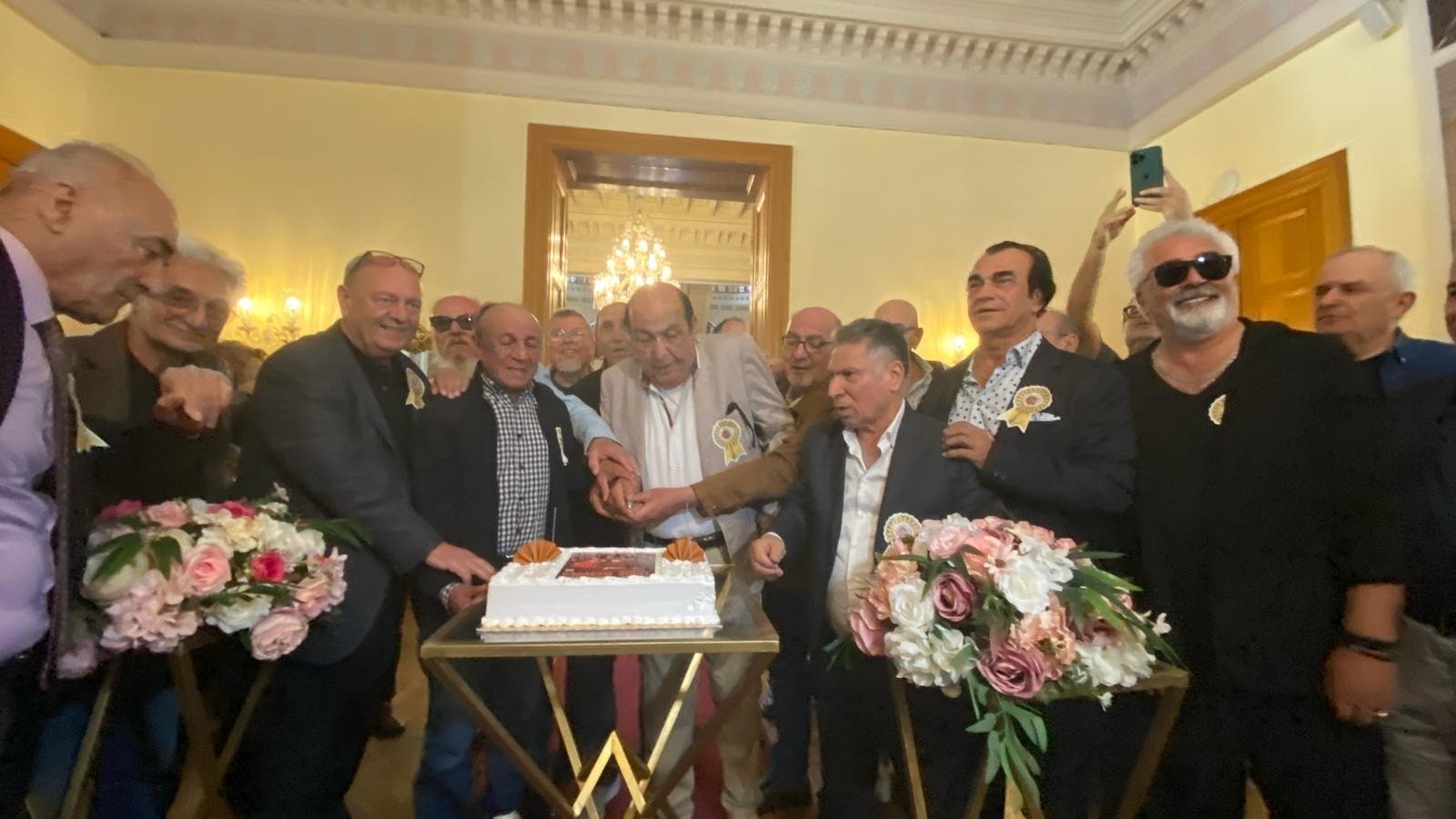 'Hababam Sınıfı' 50'nci yılını kutladı... Seneler sonra aynı sıralarda 1 'Hababam Sınıfı' 50'nci yılını kutladı... Seneler sonra aynı sıralarda