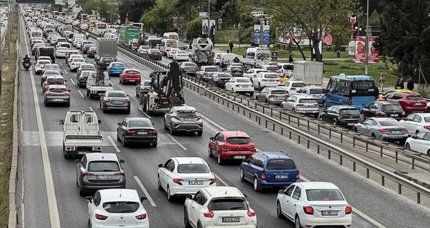 Haftanın son iş gününde trafik tıkanmaya başladı!