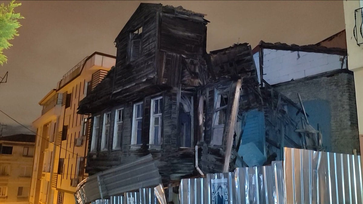 İstanbul'da fırtına: Çatılar uçtu, elektrik telleri koptu