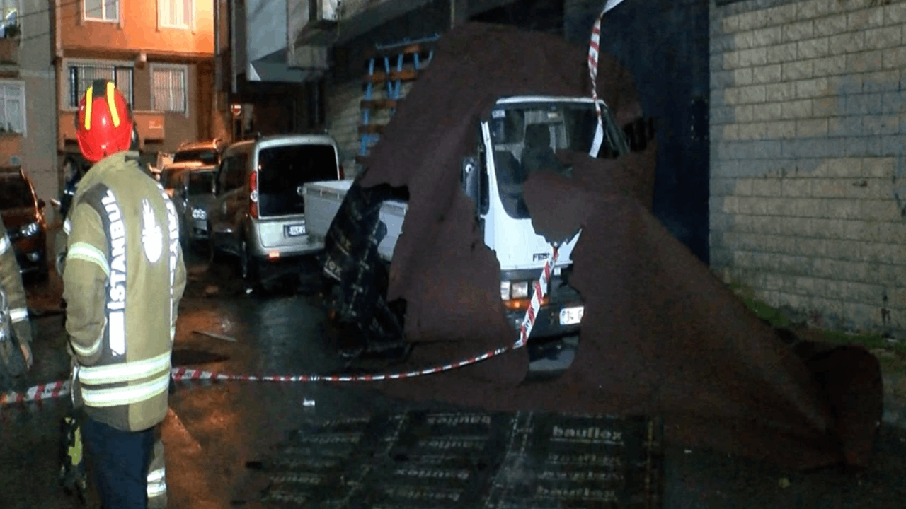 İstanbul'u fırtına vurdu: Çatılar uçtu, elektrik telleri koptu