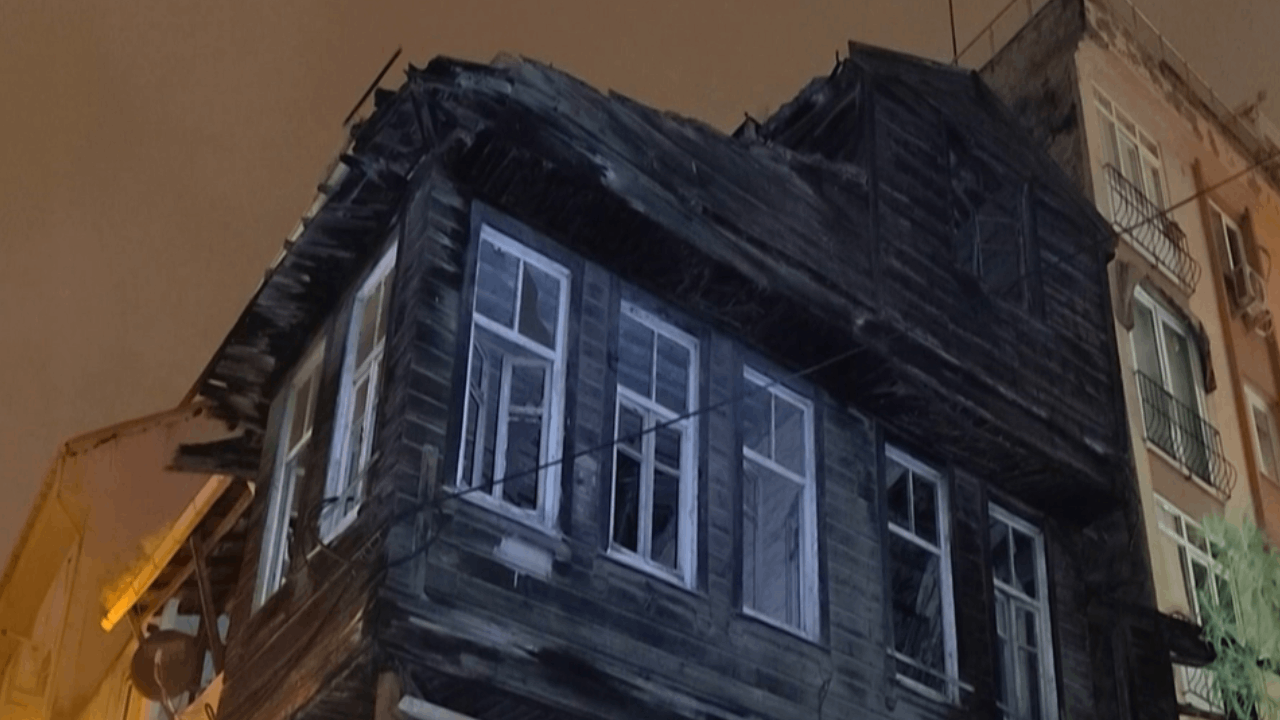 İstanbul'u fırtına vurdu: Çatılar uçtu, elektrik telleri koptu