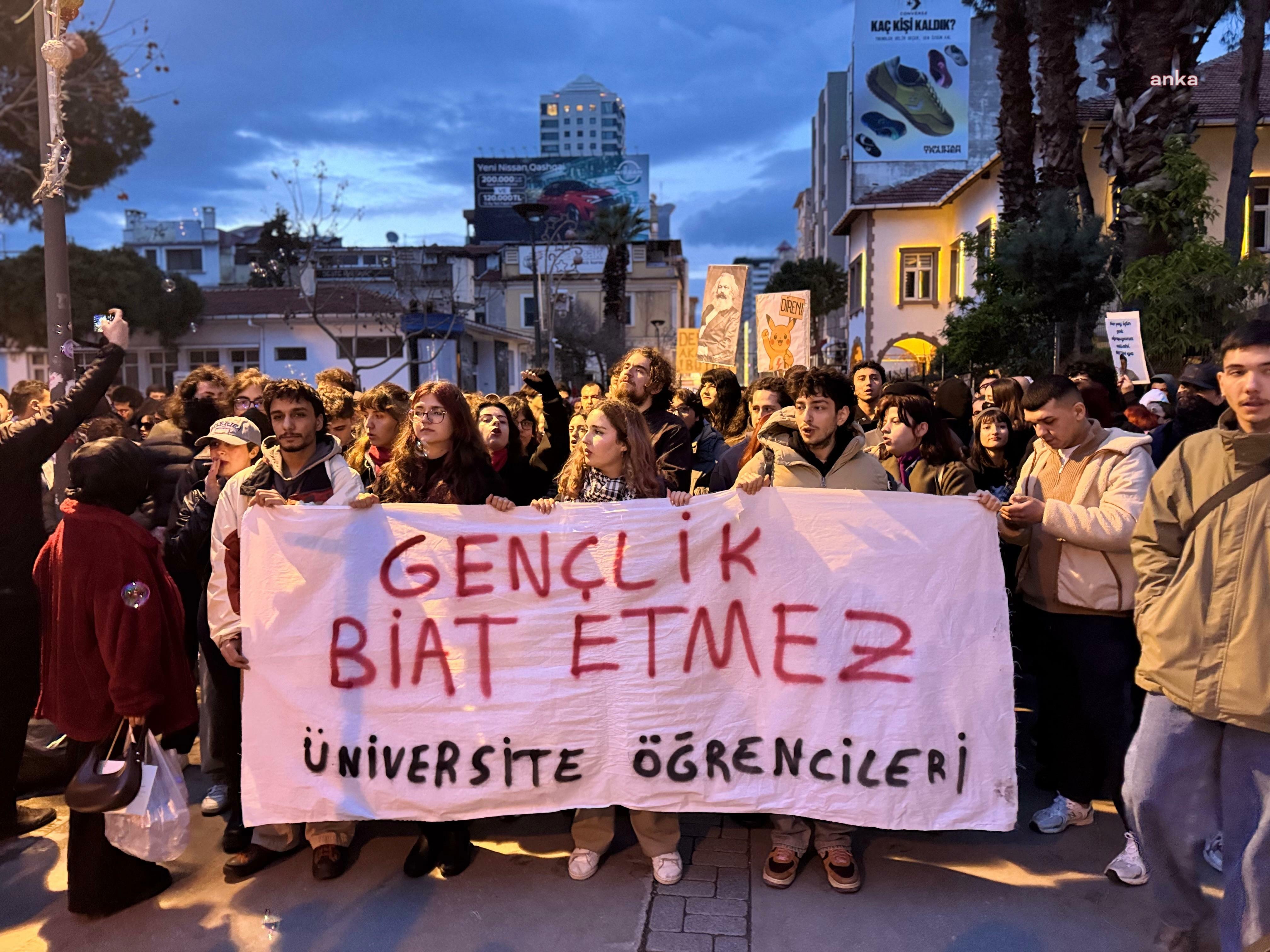 İzmir’de öğrencilerden protesto yürüyüşü: “Bu ülkenin gençliği, biat etmeyecek”