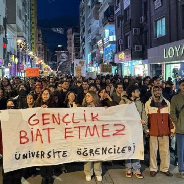 İzmir’de öğrencilerden protesto yürüyüşü: “Bu ülkenin gençliği, biat etmeyecek”