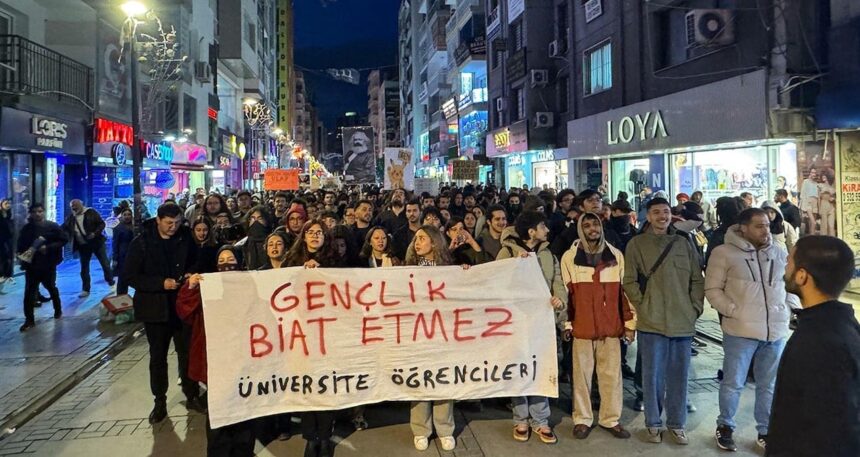 İzmir’de öğrencilerden protesto yürüyüşü: “Bu ülkenin gençliği, biat etmeyecek”