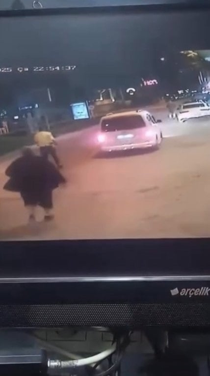 İzmir'de polis memurunu aracın kaputunda 500 metre sürükledi
