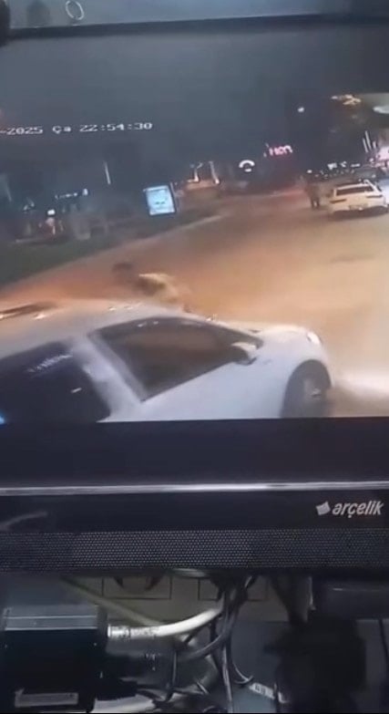 İzmir'de polis memurunu aracın kaputunda 500 metre sürükledi
