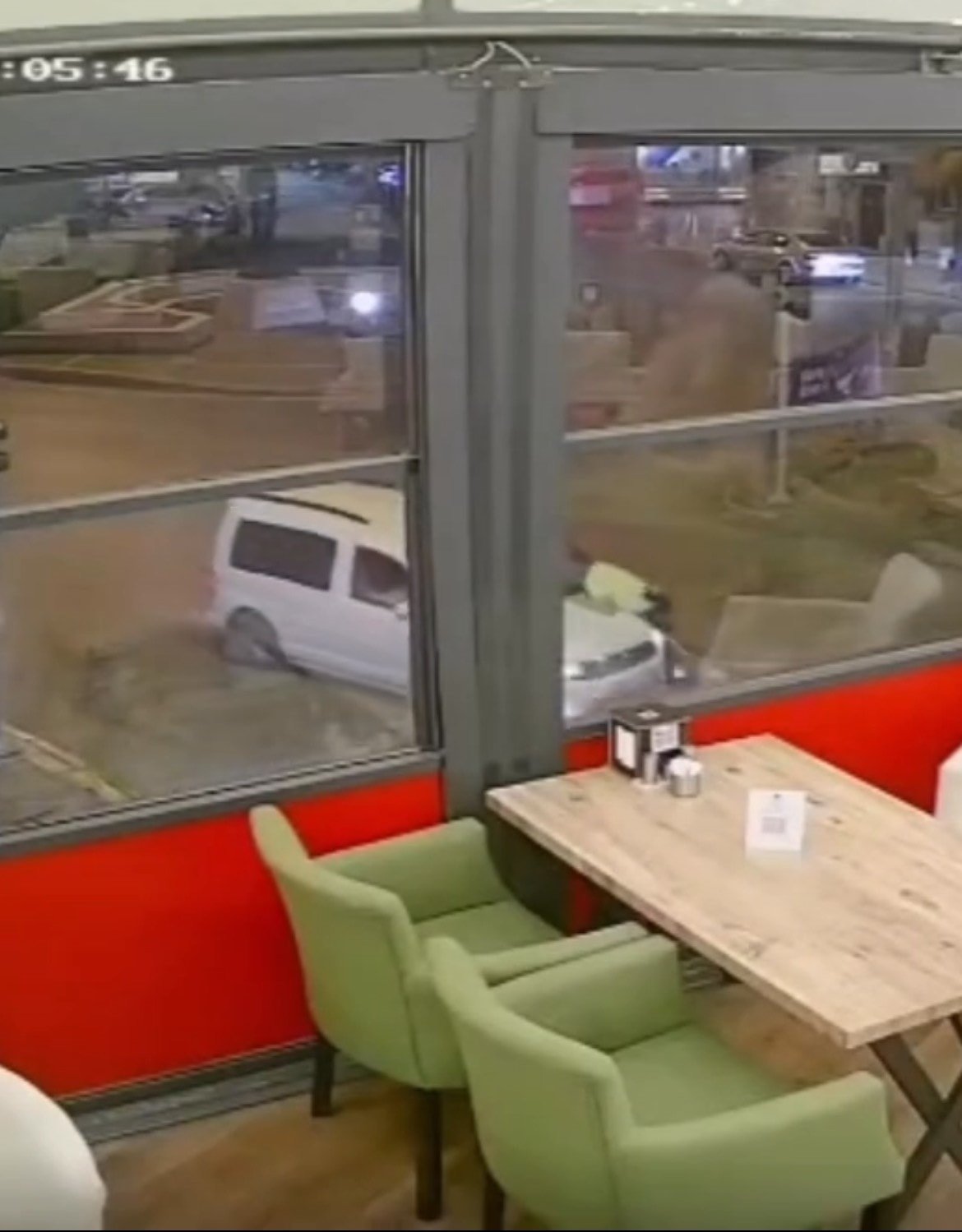 İzmir'de polis memurunu aracın kaputunda 500 metre sürükledi