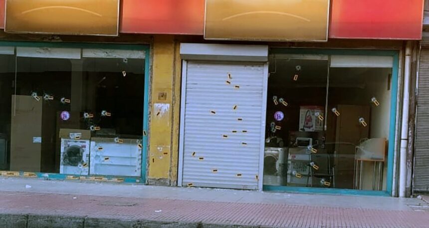 Kavgayı ayırmayan esnafın dükkanına 57 el ateş edildi