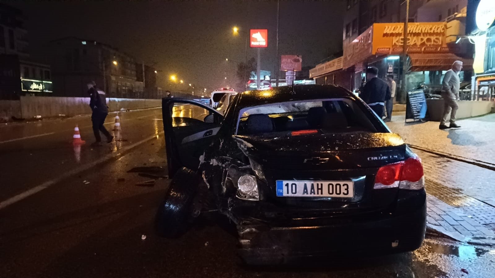 Kaza sonrası yolda güvenlik önlemi alan polise kamyonet çarptı