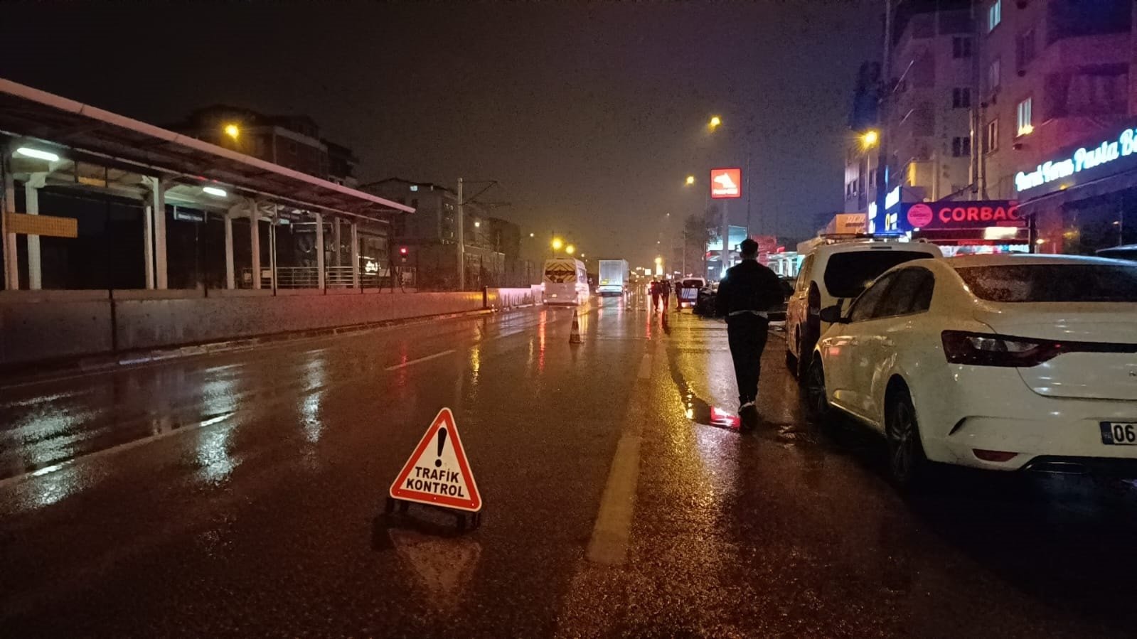 Kaza sonrası yolda güvenlik önlemi alan polise kamyonet çarptı