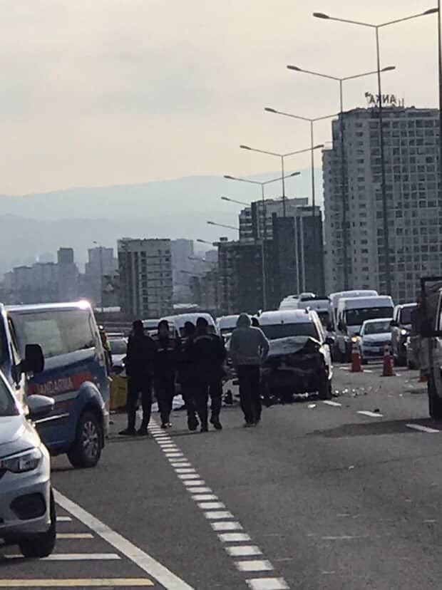Kaza yapan araçtan kurtuldu, otomobil çarpınca öldü!