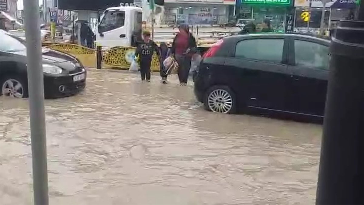 Kenti sağanak vurdu, cadde ve sokaklar göle döndü