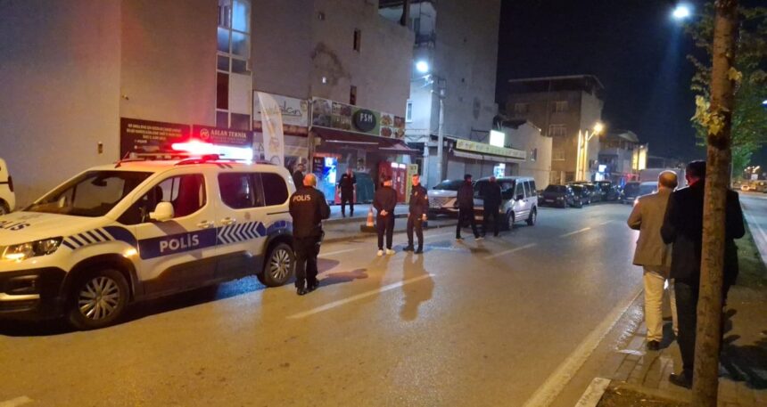 Kimlik sorgusundan kaçmak için bekçiyi bıçakladılar